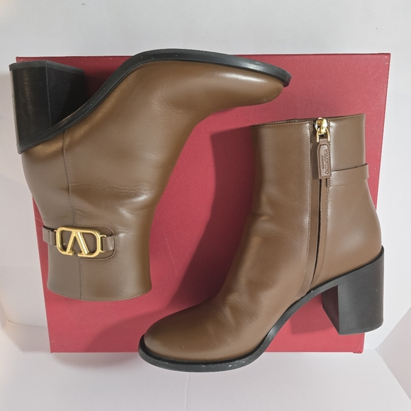 Valentino V Logo Boots - Picture 11 of 16